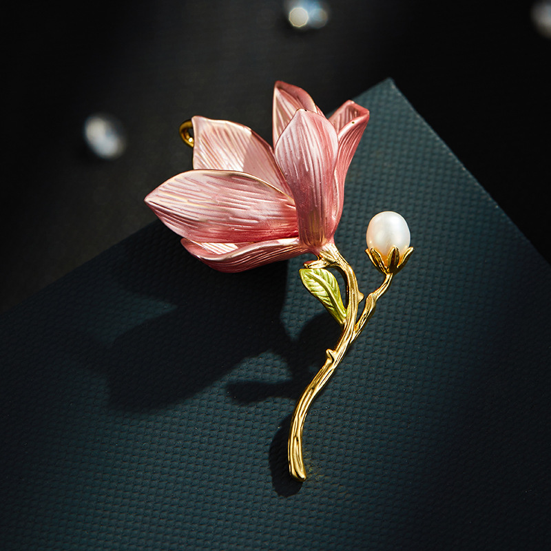 Exquisite pink magnolia flower brooch for women, fashionable and elegant enamel craftsmanship, high-end freshwater pearl brooch, traditional Chinese style brooch Exquisite pink magnolia flower brooch for women, fashionable and elegant enamel craftsmanship, high-end freshwater pearl brooch, traditional Chinese style brooch