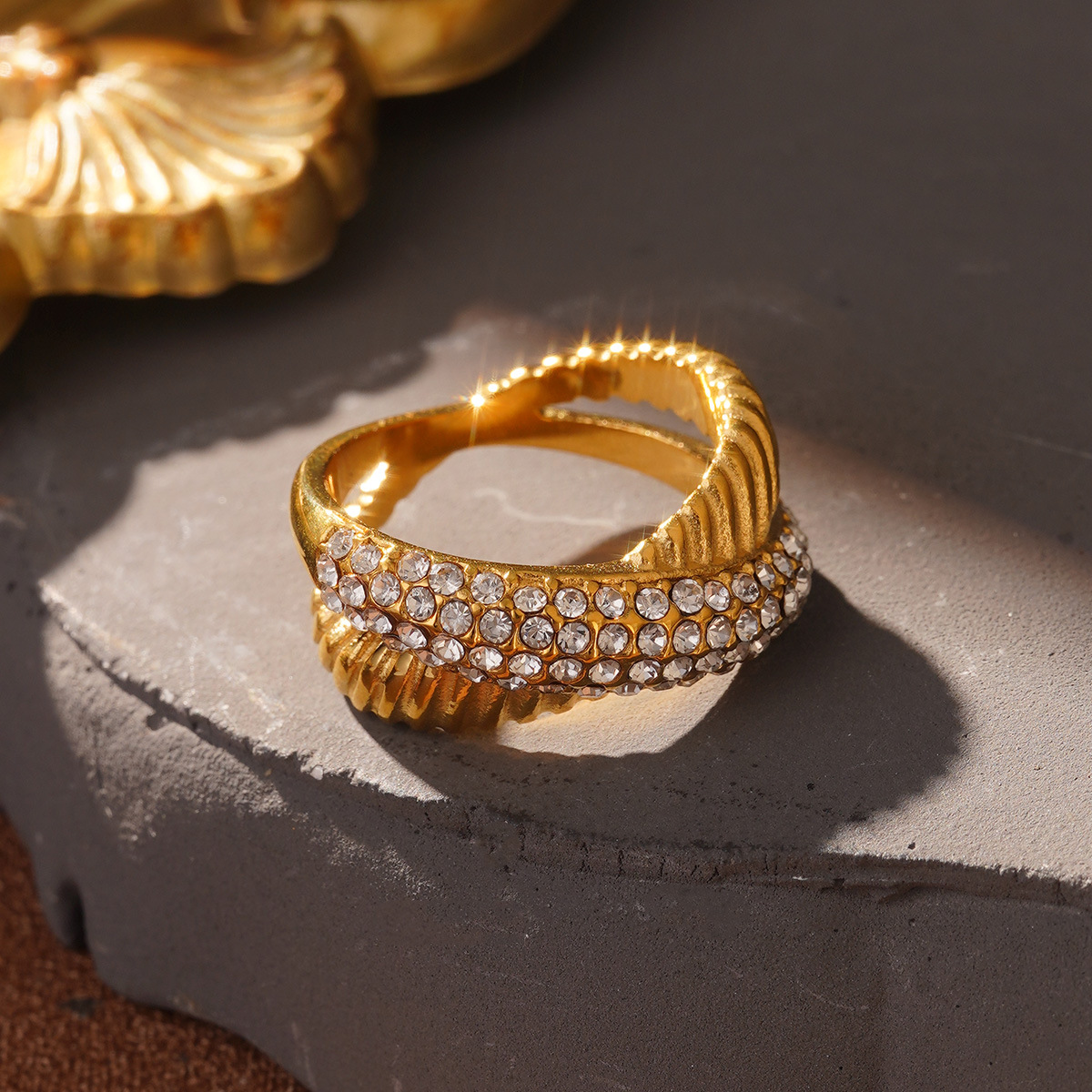 Cross-border European and American ins jewelry stainless steel ring, geometric high-end sense, twisted element, women's titanium steel light luxury index ring Specification image