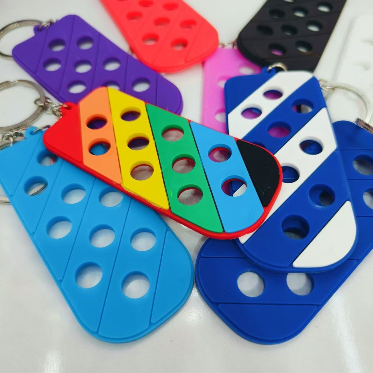Cross-border best-selling PVC soft rubber keychains with holes, personalized bag pendants, keychains with hole boards, diy shoes, flower shoe buckles Specification image