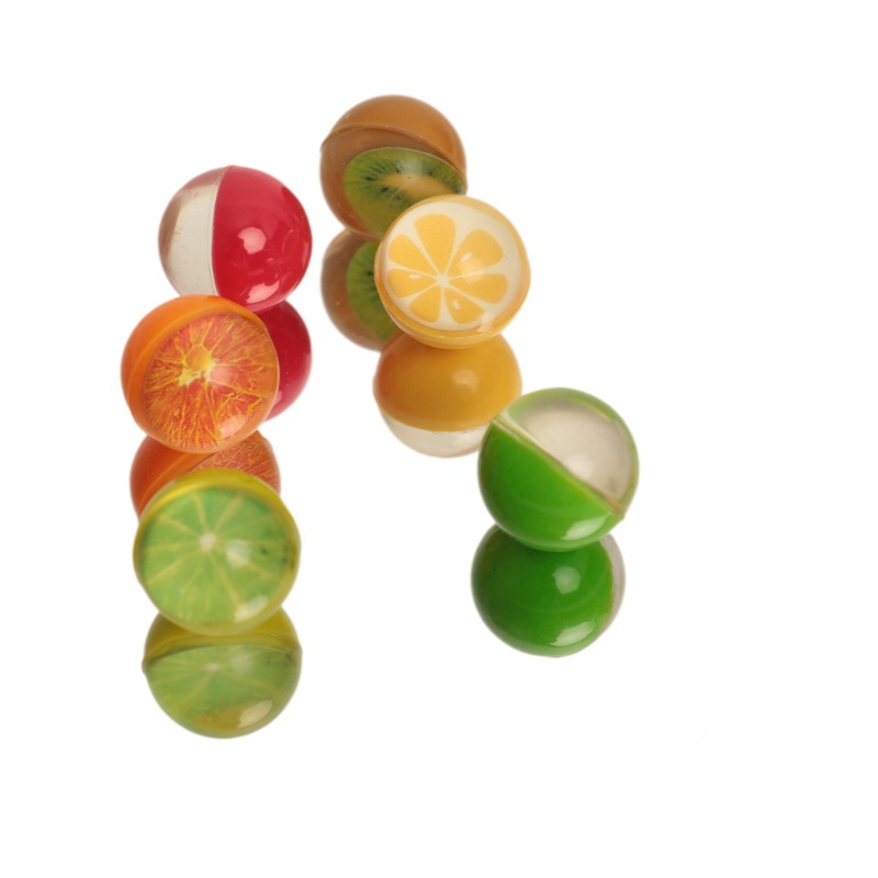 ويلعب الأطفال الكرة المطاطية المطاطية الملونة والشفافة مع الأطفال الصغار Item Picture