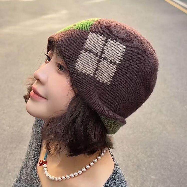 One-piece dropshipping [Hat + Scarf] Retro diamond-shaped checkered knitted woolen hat for women, fashionable and warm for autumn and winter, ear-protecting pile hat, street stall scarf details Picture
