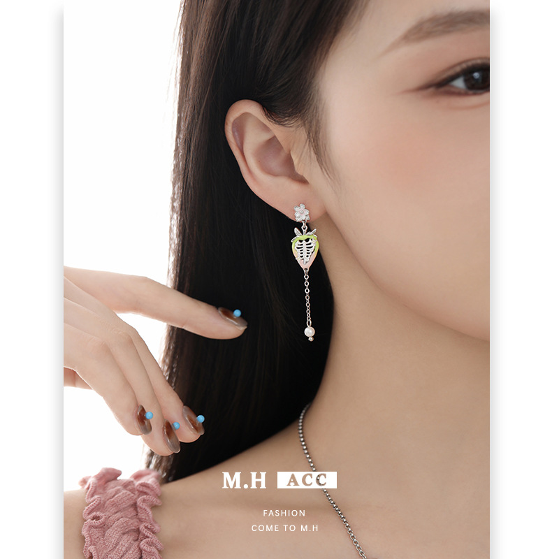 The "Berry Bone Sweetheart" series earrings are unique, sweet, cool and high-end for women. Original design. 925 silver needle earrings wholesale Specification image