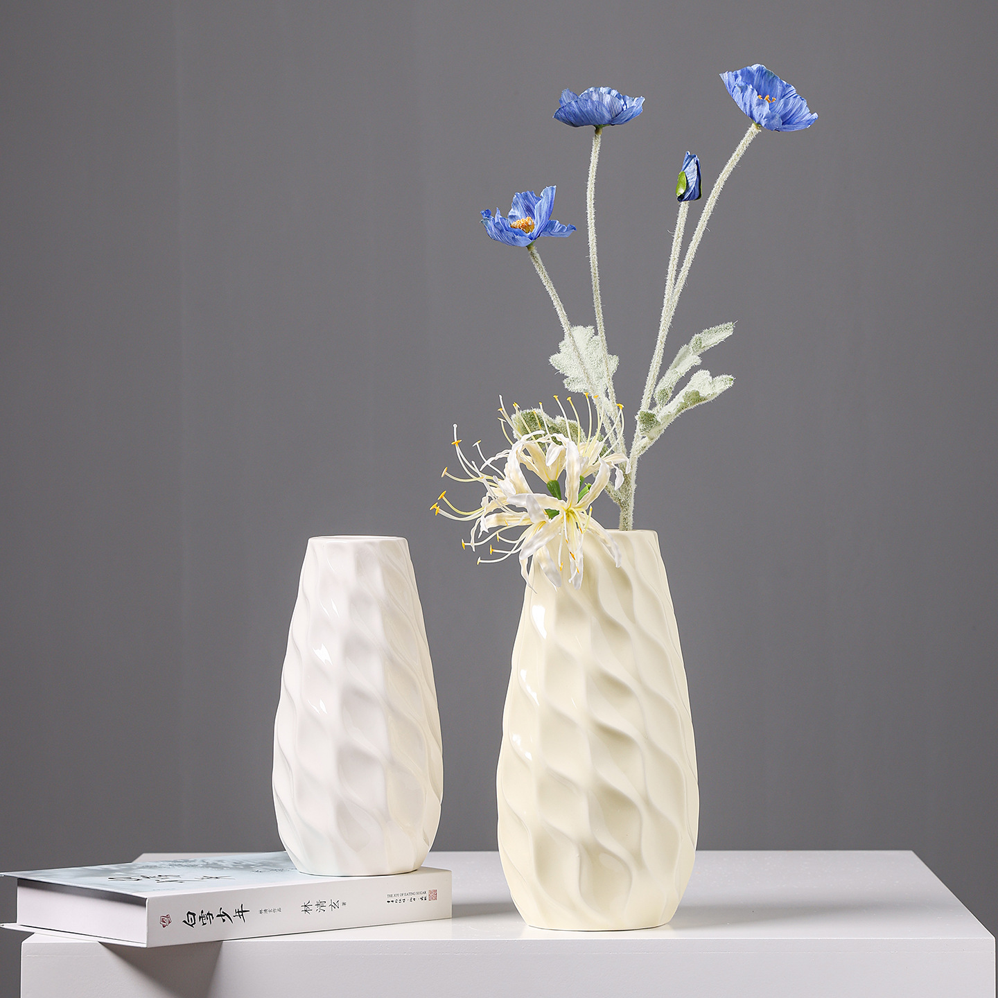On December 9, 2025, a cream-style ins French ceramic vase with a sense of high-end hydroponic rose flowers, a home dried flower decorative item details Picture