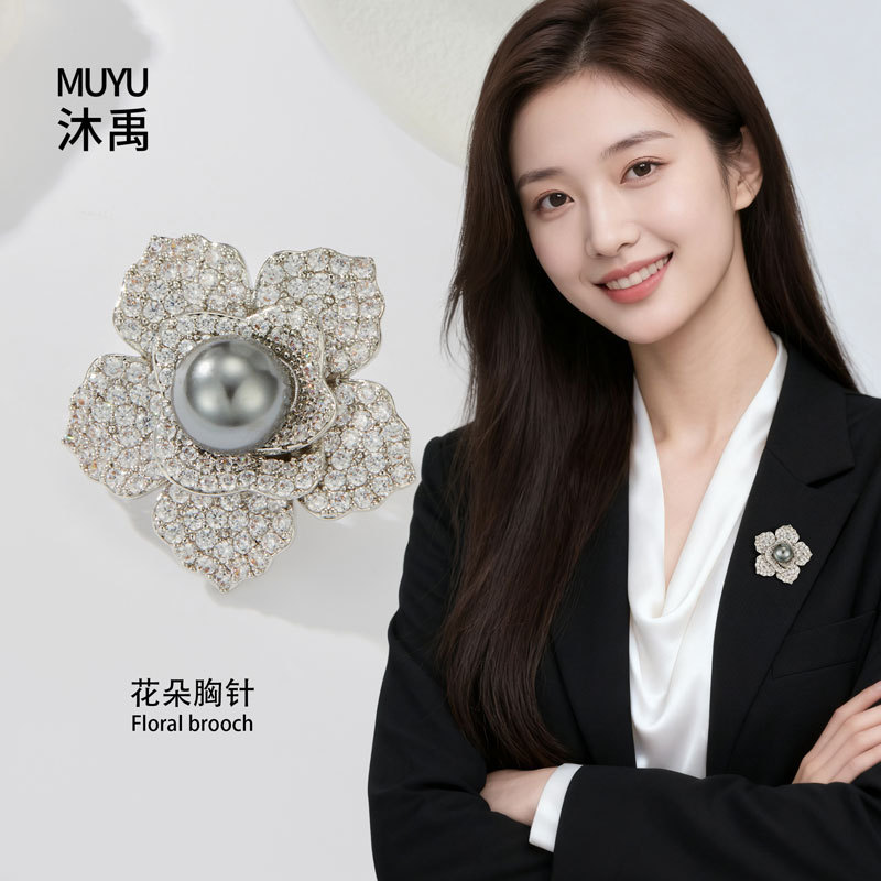 A light luxury and high-end three-dimensional camellia brooch, made of copper alloy and slightly inlaid with zirconium gray pearls, is a delicate dress pin and brooch details Picture