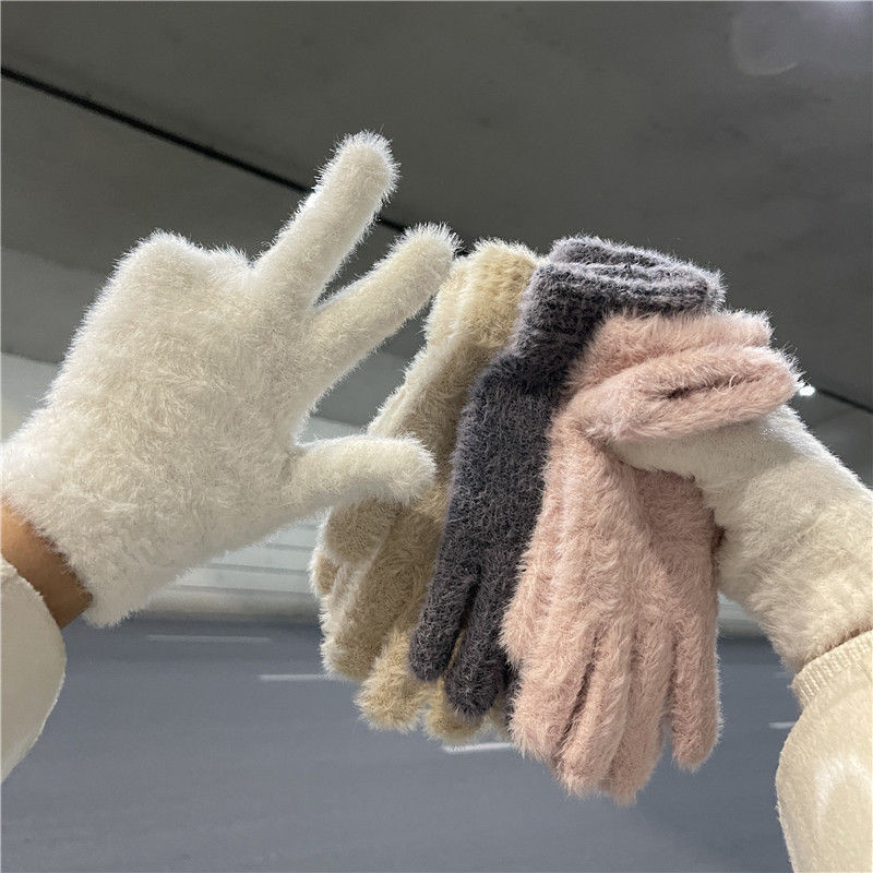 New faux rabbit fur plush ins winter gloves for women, with added fleece, are warm and cute, specifically designed to protect students from the cold details Picture