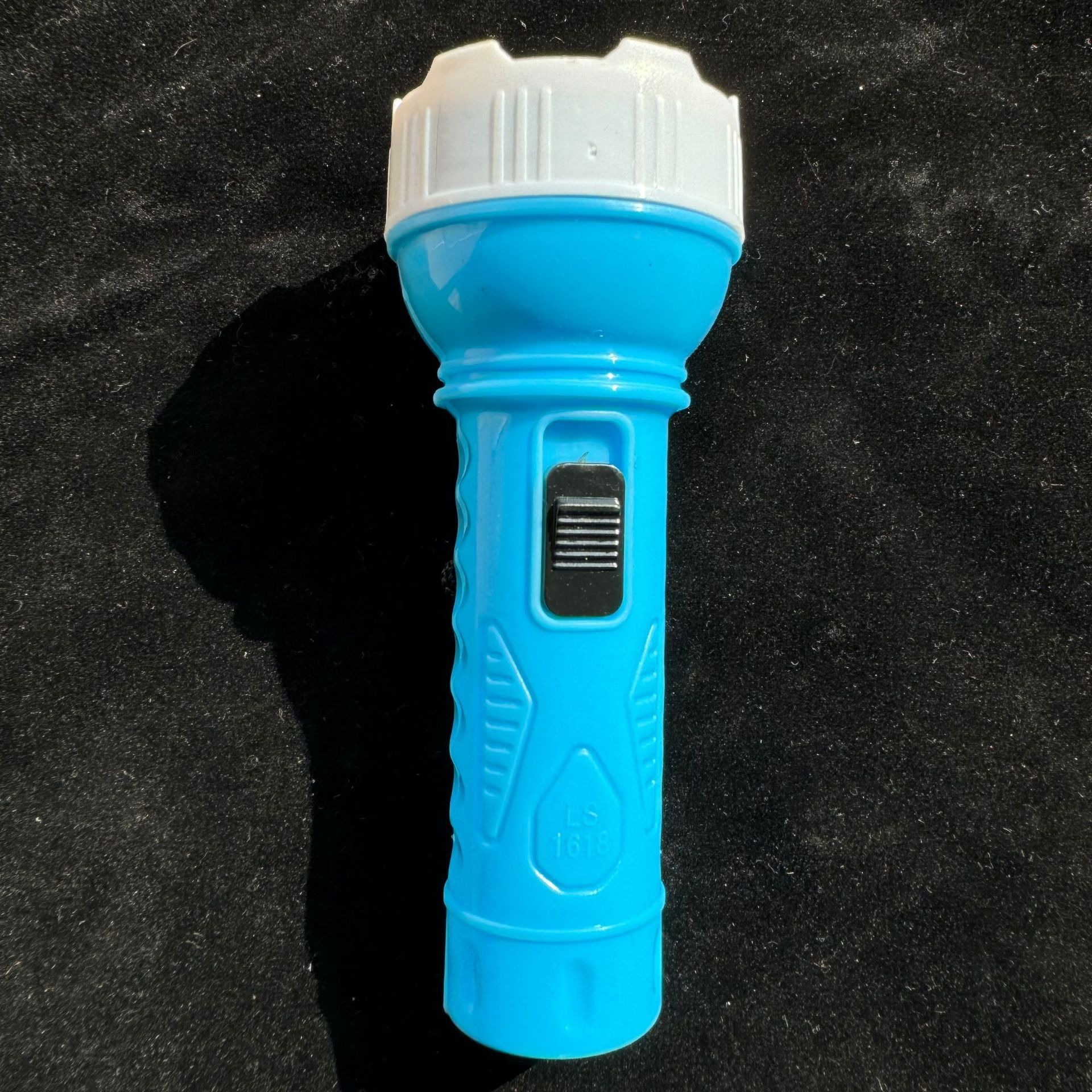 Lighting flashlight, flashlight, portable hand-held flashlight, lighting lamp, kindergarten children's prize gift 1618 Application Scenario