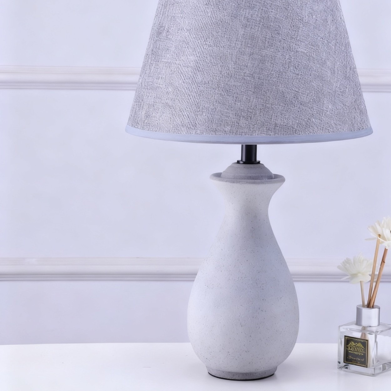 Cross-border Nordic bestseller Japanese gravel ceramic table lamp, bedroom bedside lamp, warm, modern and simple fabric lamp Application Scenario