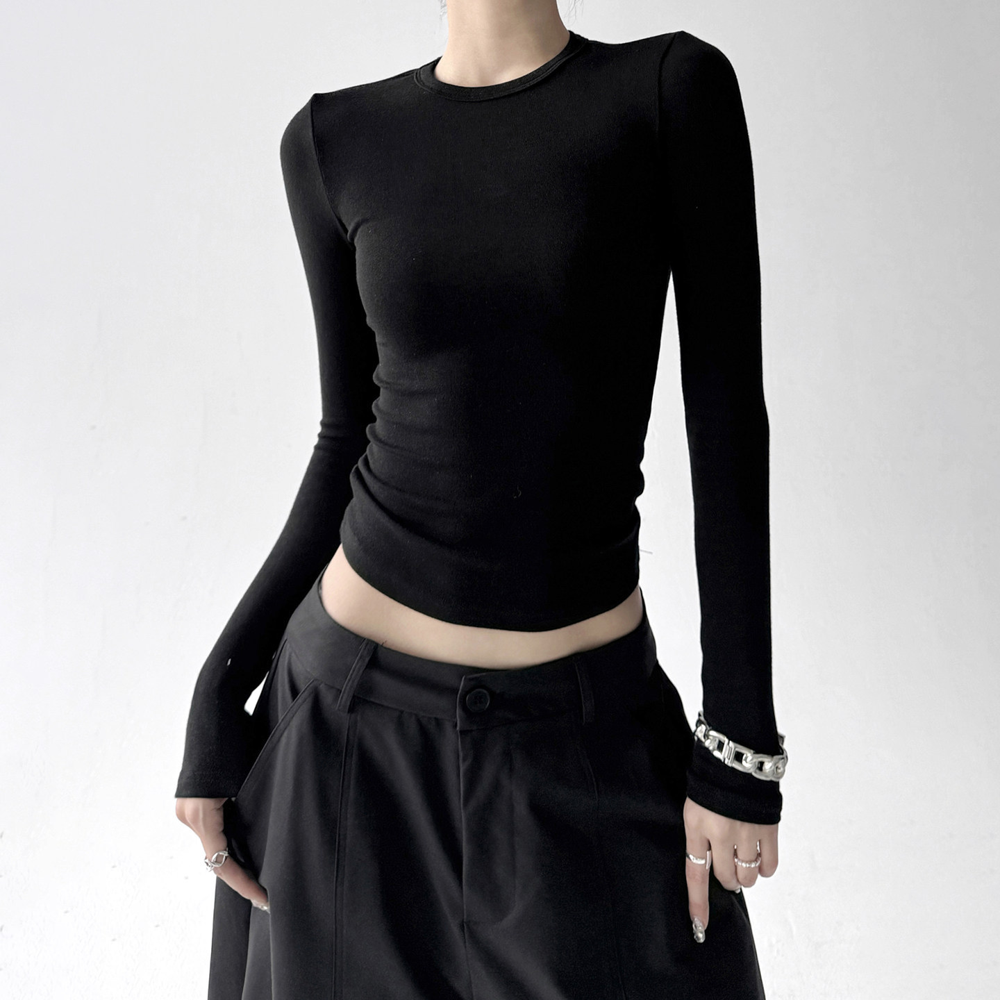 Tight-fitting base layer for women 2026 new autumn and winter hot girl top basic version, exquisite round-neck slimming shoulder T-shirt Application Scenario