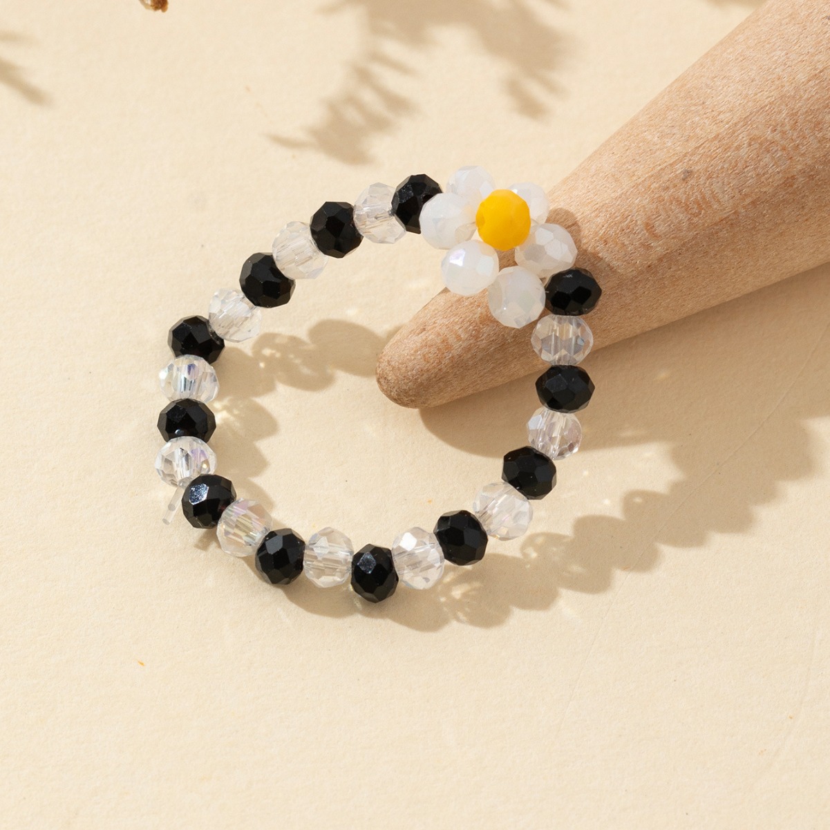 Fresh and elegant elastic rope plum blossom color crystal ring for women, new fashionable and versatile, niche and individual ring jewelry wholesale