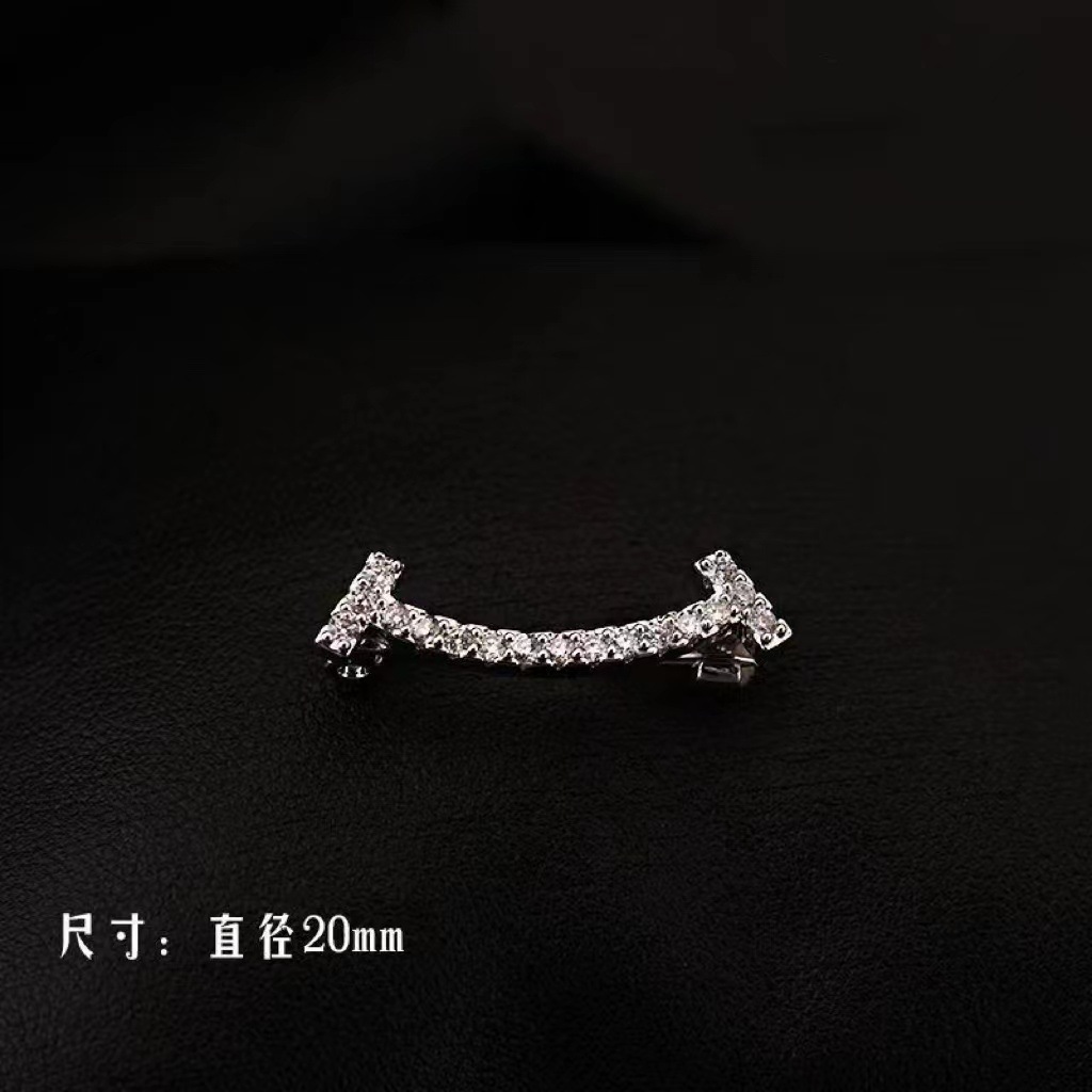 اما عنق القميص الجميل ذو الوجه المبتسم فيُضبط من الضوء على دبوس صغير مقاس V Specification image