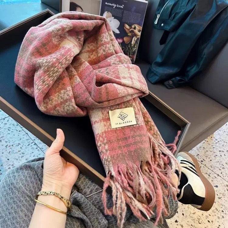 A dual-purpose scarf and shawl for both autumn and winter, with a checkered pattern, high-end couple style, Korean student atmosphere, retro tassel neck, wholesale from street stalls Specification image