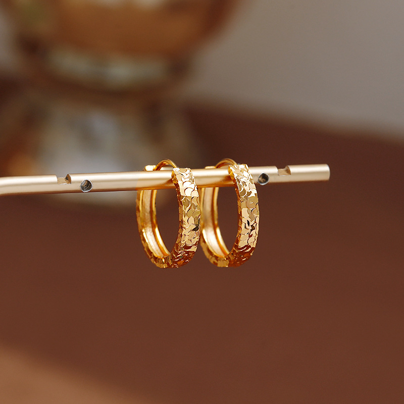 The "Crushed Bingbing ear Buckle" is a niche design for women with a simple and elegant style. It is a versatile plain ring earring and a new bestseller in 2026 details Picture