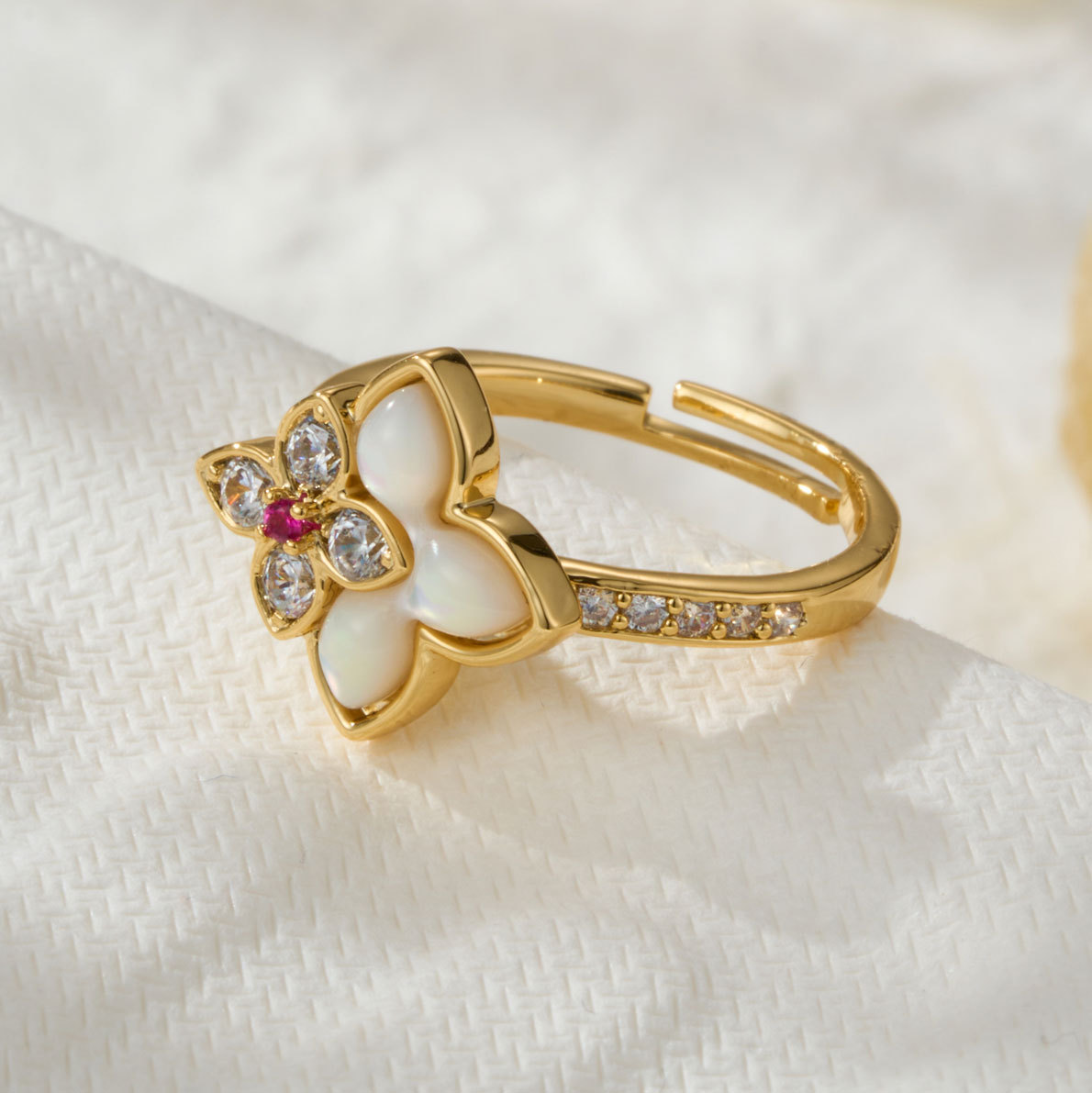 Light luxury lucky four-leaf clover open ring, copper alloy, real gold electroplated, natural mother-of-pearl inlaid, zirconium adjustable ring ring Application Scenario