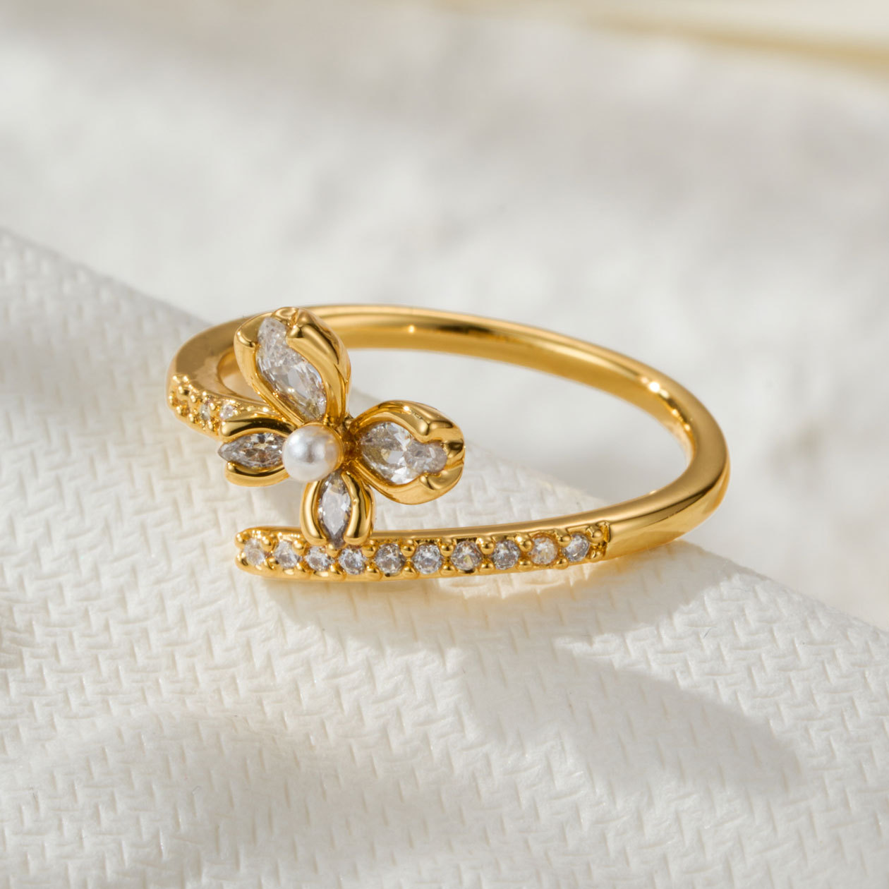 Estilo francés viento suave mariposa anillo abierto aleación de cobre chapado de oro real micro zirconia incrustado anillo ajustable Application Scenario