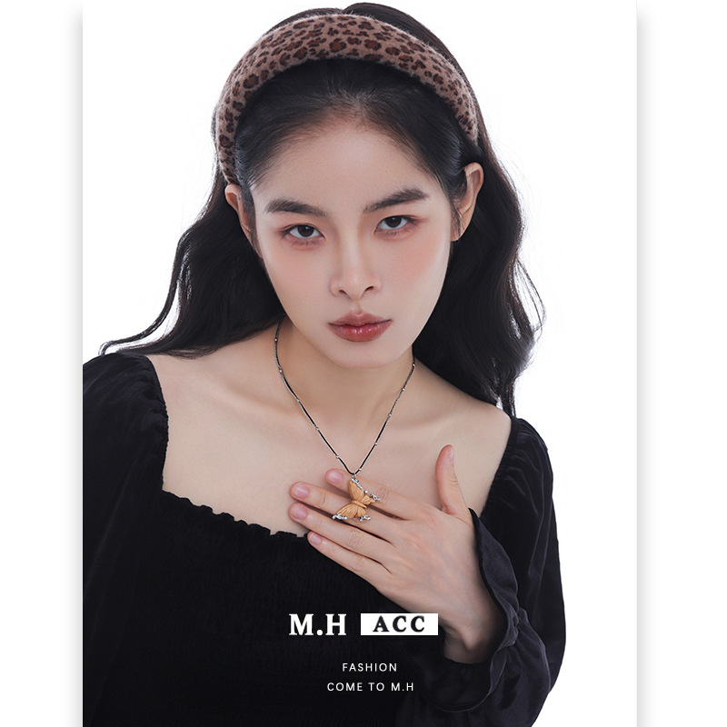 The original design of the wooden butterfly series is exquisite, unique, fashionable and high-end. It is a new autumn and winter versatile sweater chain Specification image