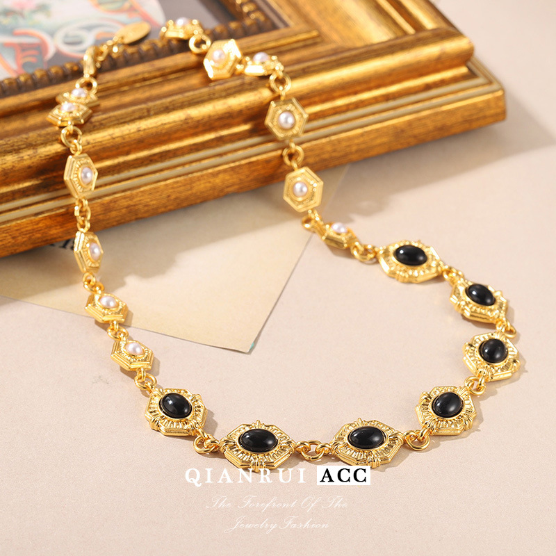 Vintage vintag Western antique geometric patchwork necklace, simple black and gold, niche design, French light luxury collarbone chain Specification image