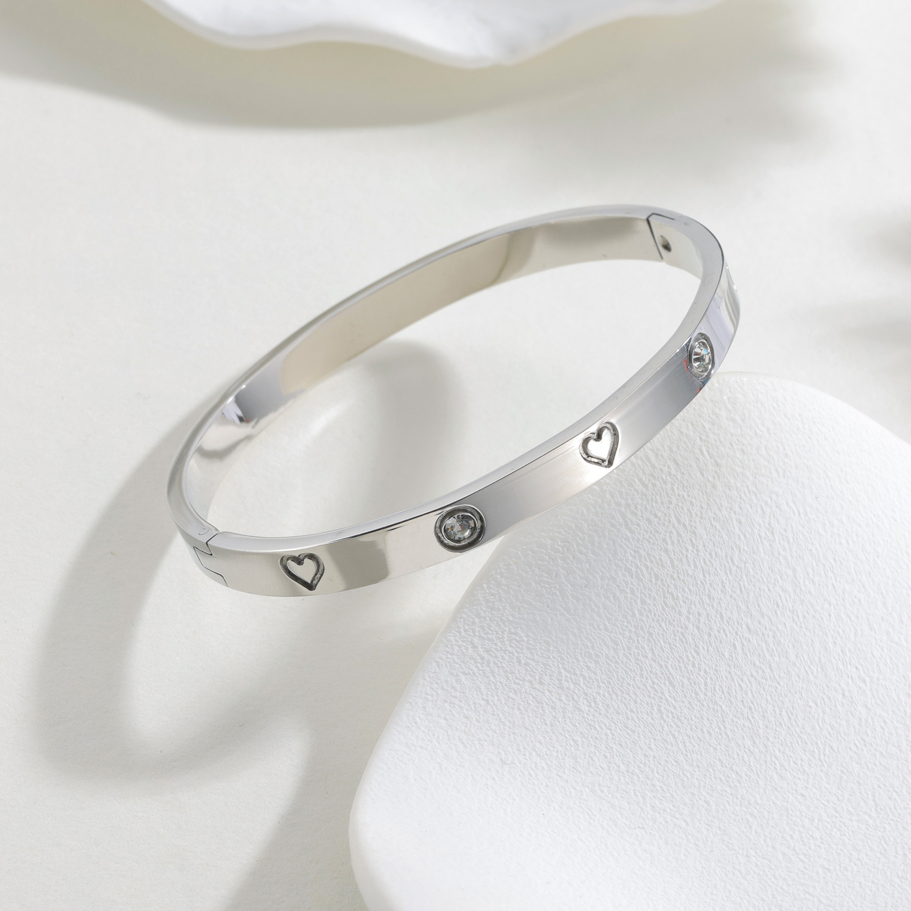 Titanium steel bracelet, a fashionable cross-border heart-shaped diamond-encrusted bracelet for women, exudes a sense of luxury. It is a gold electroplated bracelet accessory that does not fade Specification image