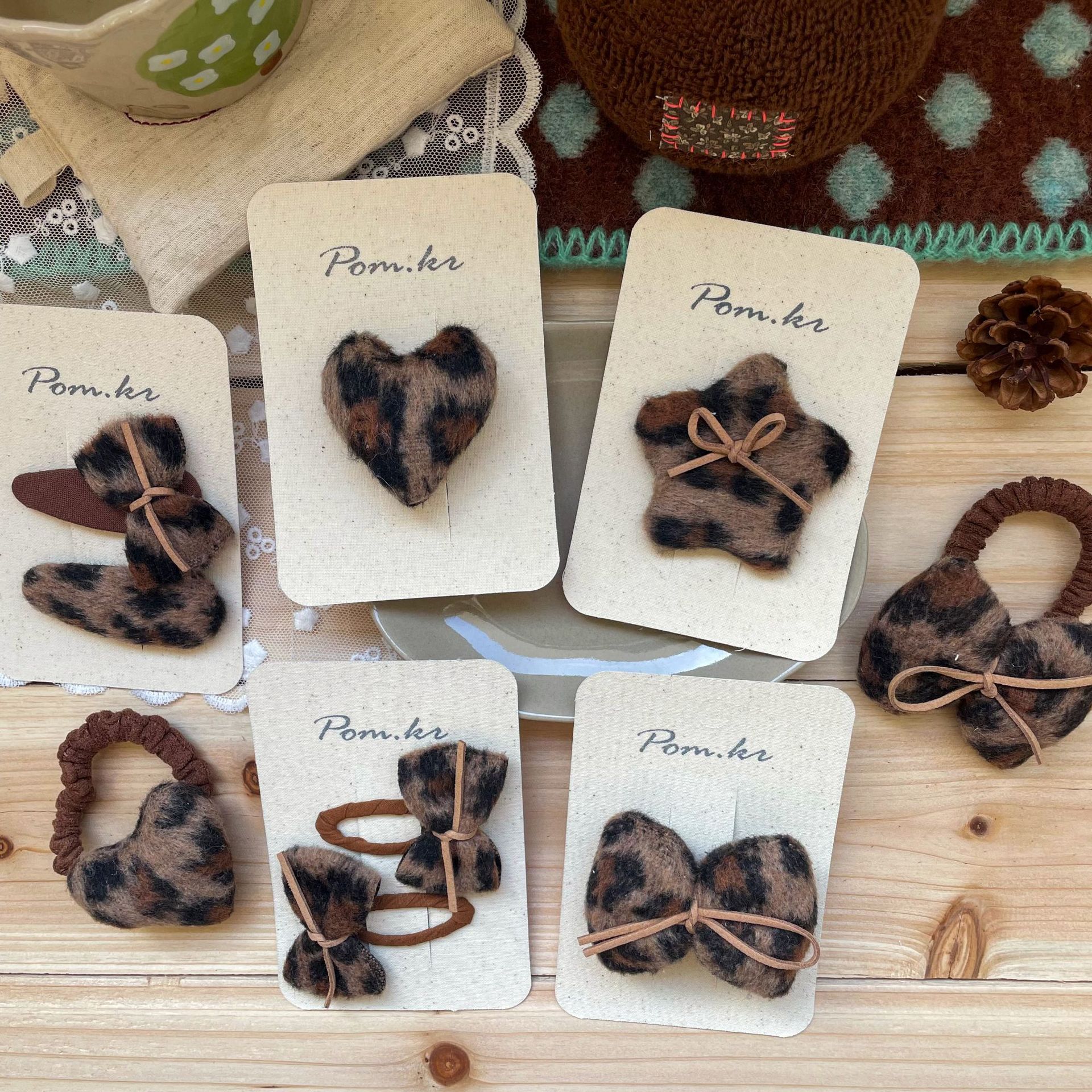 New Korean-style retro leopard print bow children's hair clips, sweet and cool girl velvet side hair clips, hair accessories, BB clips for girls Application Scenario