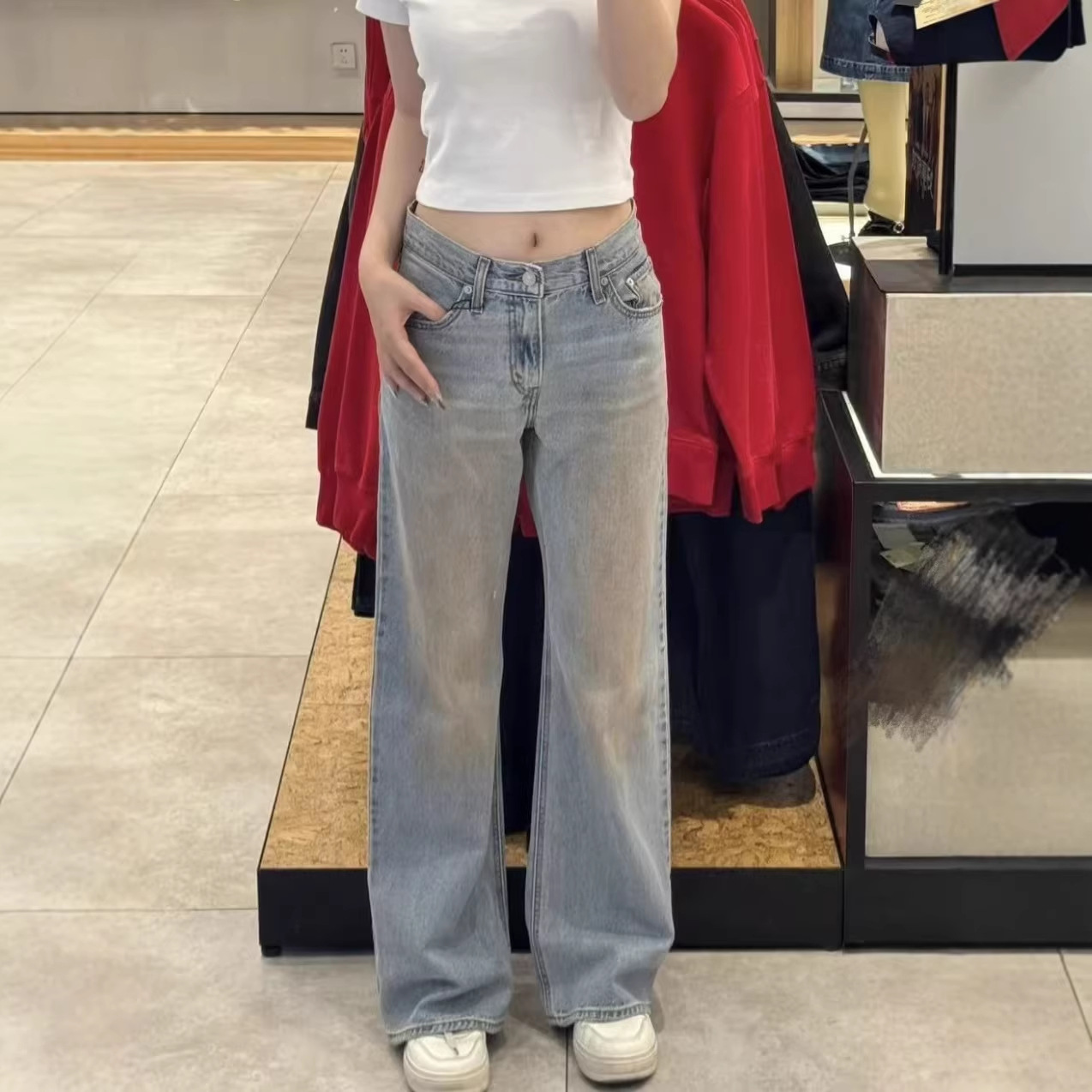 The new loose, slightly flared jeans for early spring are a perfect match for women with a high waist, which can lift the buttocks and make them look slimmer