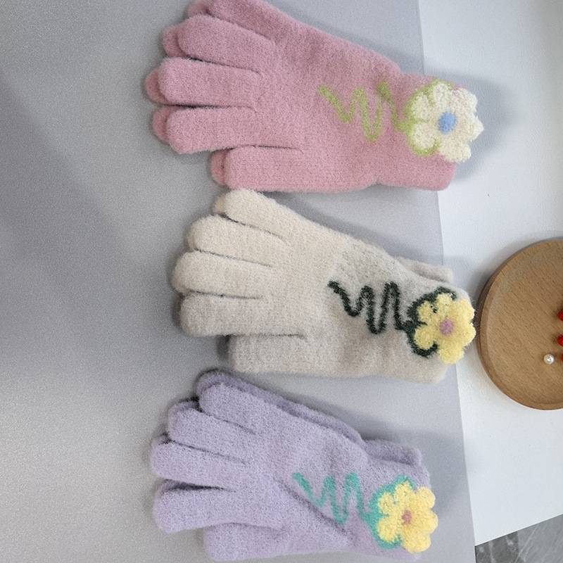 Korean version dopamine balloon knitted touch screen gloves for women's autumn and winter warmth, thickened and fleece outdoor cycling gloves Application Scenario