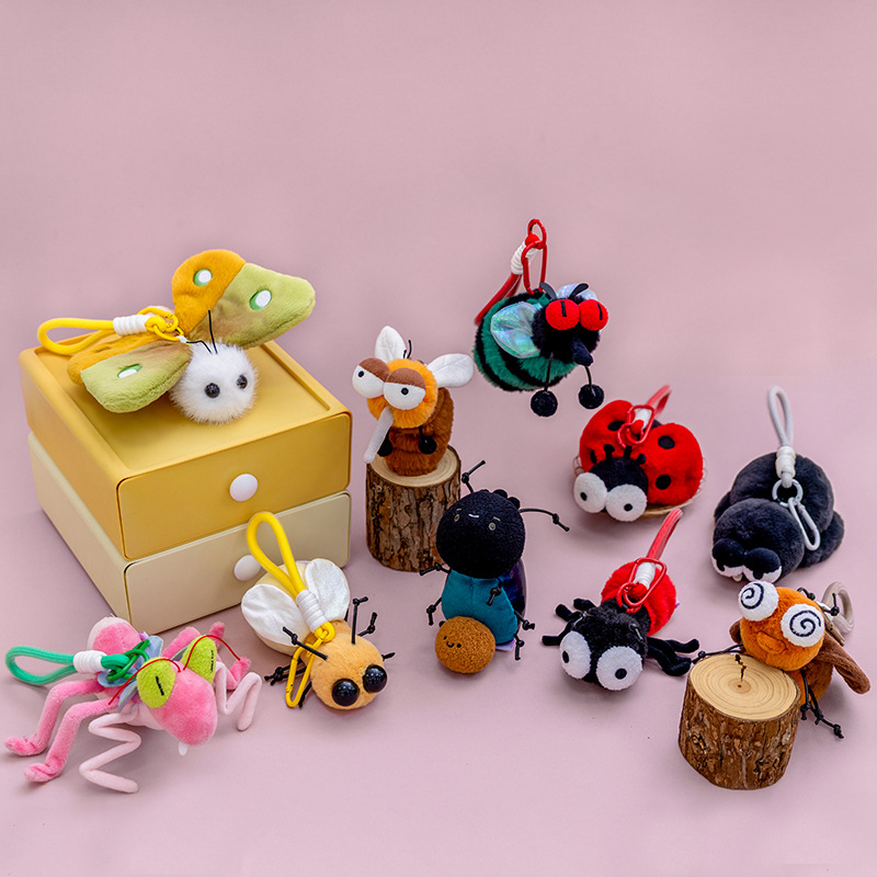Insect plush hanging figurines, funny and fun, mosquitoes, flies, moths, mantises, realistic animals, in stock, trendy toys, wholesale Application Scenario