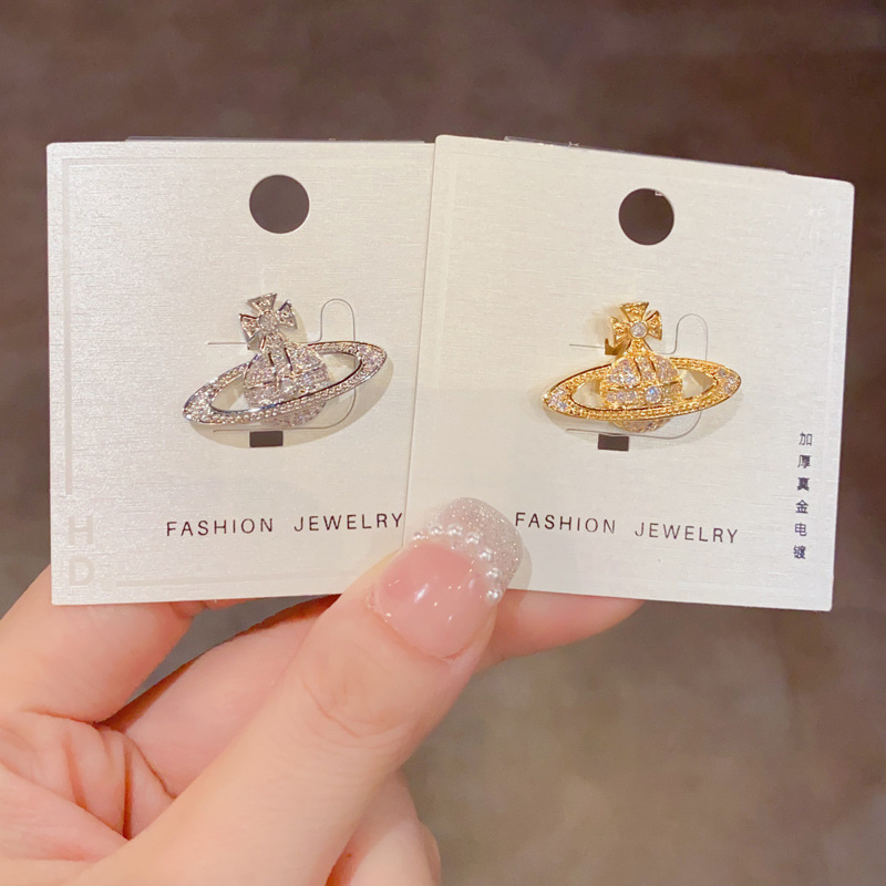 This is a cross-border fashion and personalized micro-inlaid zircon Western Queen Saturn clasp brooch with a light luxury and versatile design sense for women