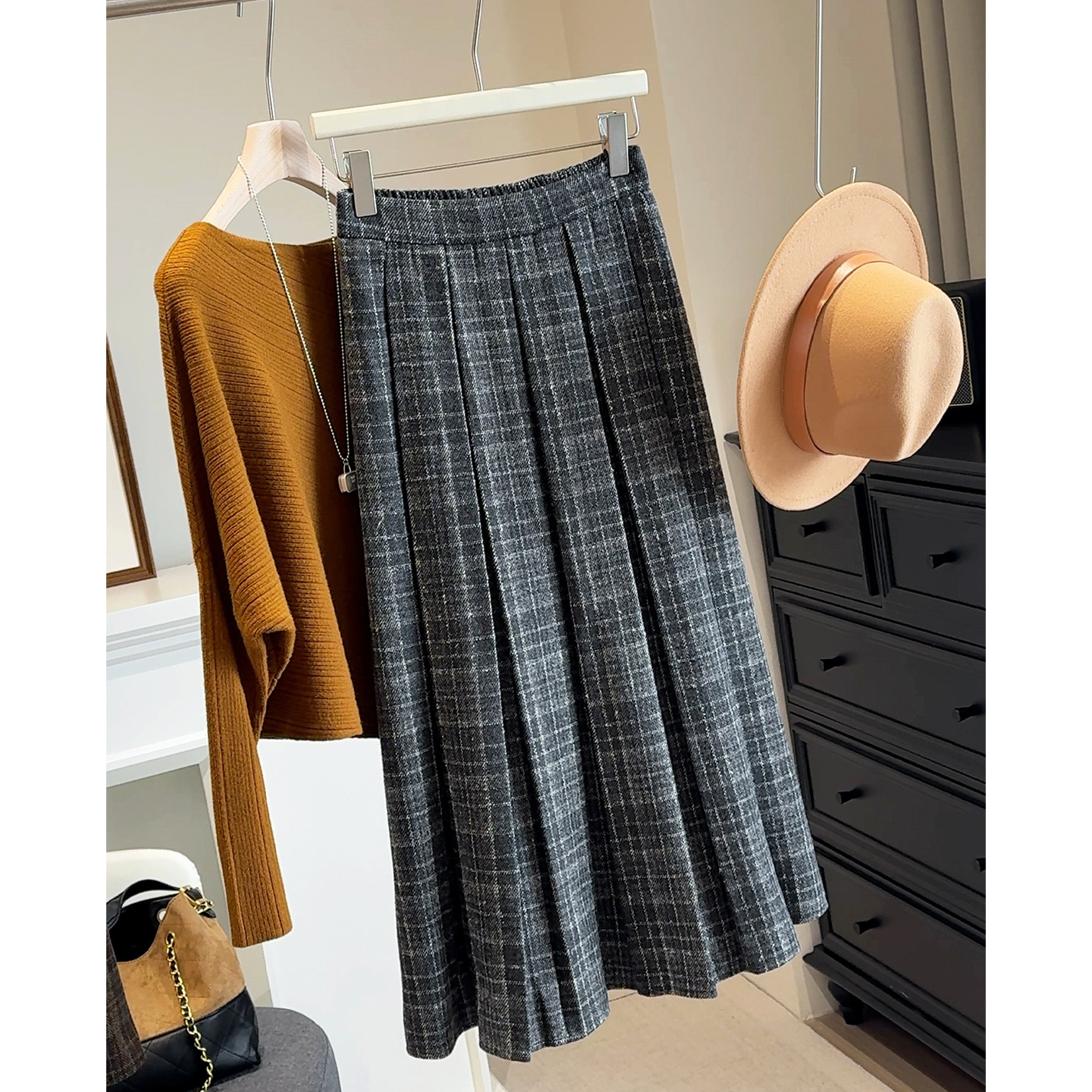 Autumn and winter thickened checkered woolen pleated skirt for women 2025 Korean school style high-waisted A-line casual mid-length skirt details Picture