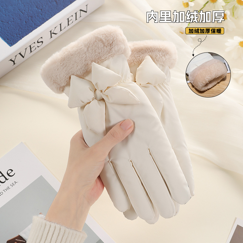 The girl with gloves for winter cold protection, thickened with fleece, keeps warm in winter. Skiing, cycling, outdoor sports, cycling touch screen, cute student details Picture