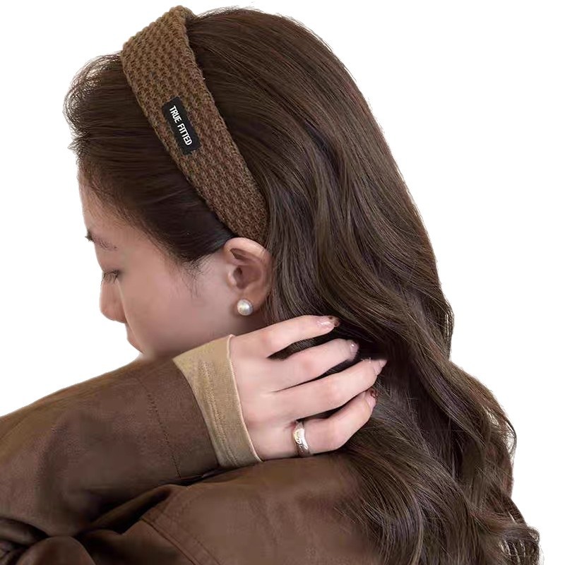 The 2025 new knitted woolen hairband is a retro women's wide-edge headband with a stylish look. It can be worn on the outside for daily use as a hair clip and hair accessory Item Picture