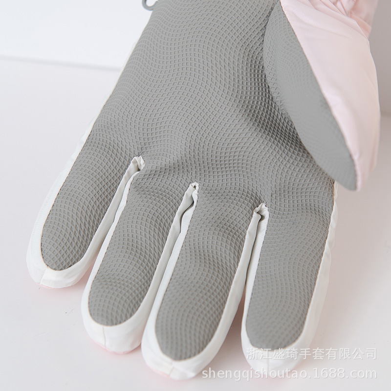 Sanrio ski gloves for women in winter are thickened with fleece, providing warmth and warmth. They are also windproof and anti-slip for outdoor cycling, featuring a cute cartoon style details Picture