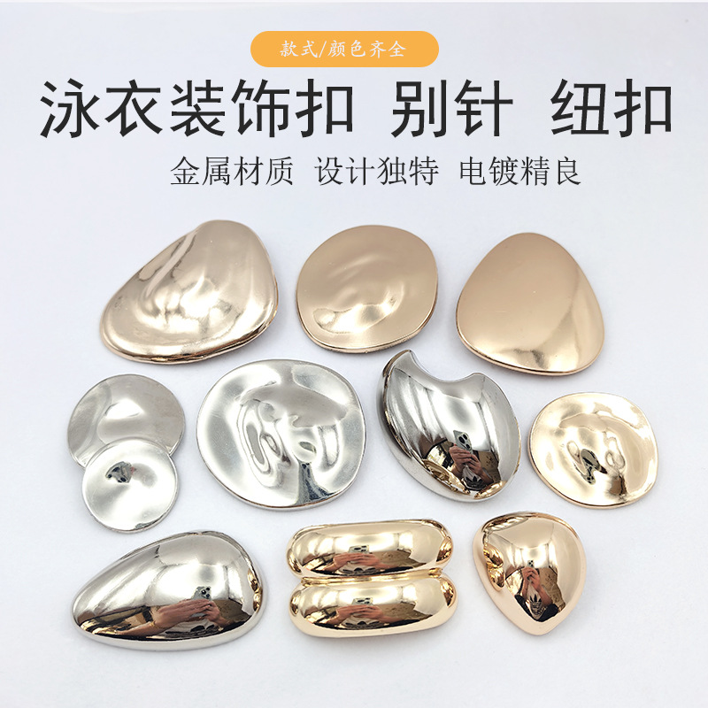 A new autumn and winter trendy metal brooch from Europe and America, with a cold and retro catwalk style, featuring a large gold block round cake brooch