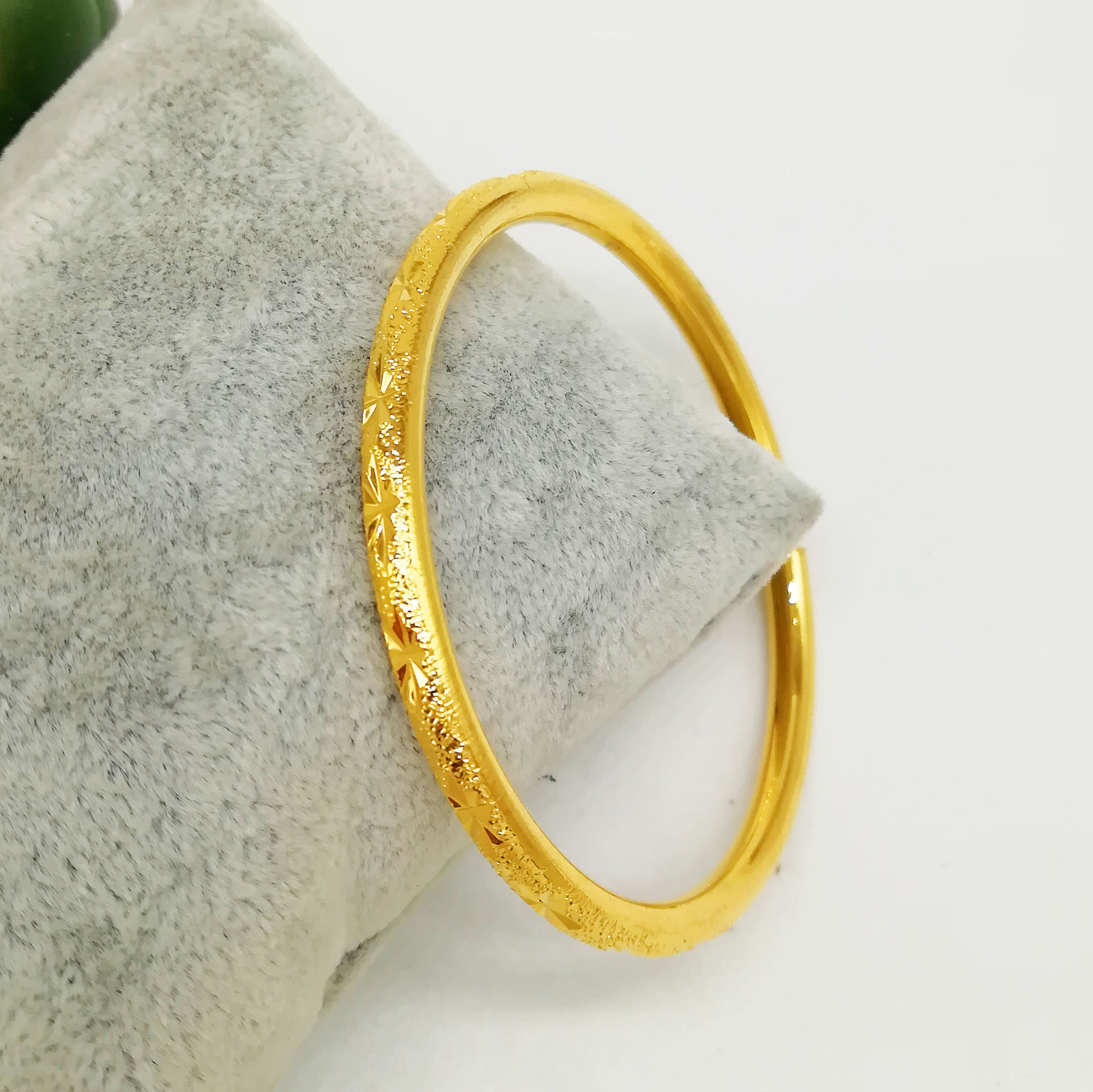 Open round bar starry sky bracelet is a hot sale at the street stall. It is made of pure brass plated with 24K real gold and can be customized directly from the manufacturer