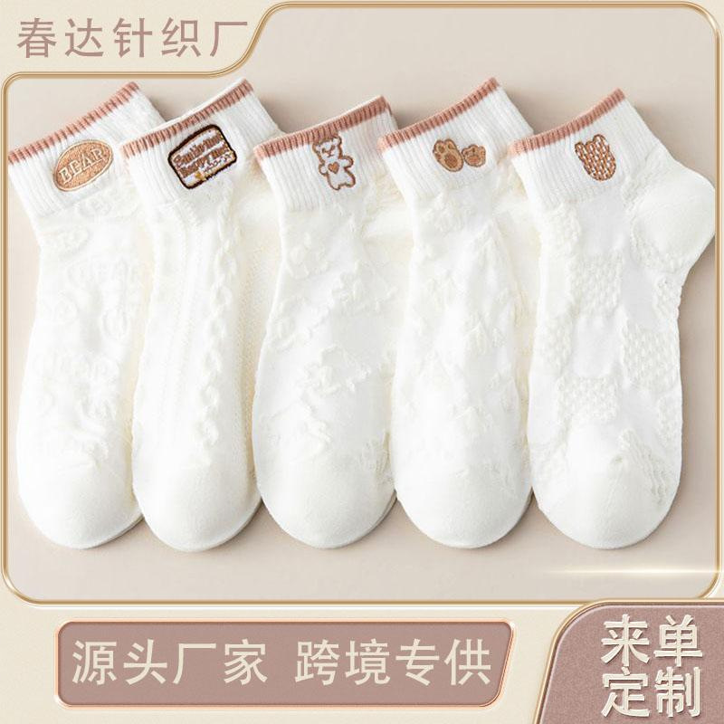 In Zhuji, the popular "Little White Socks" for girls in spring and autumn are cartoon Japanese-style student girls' short socks with shallow openings and low tops