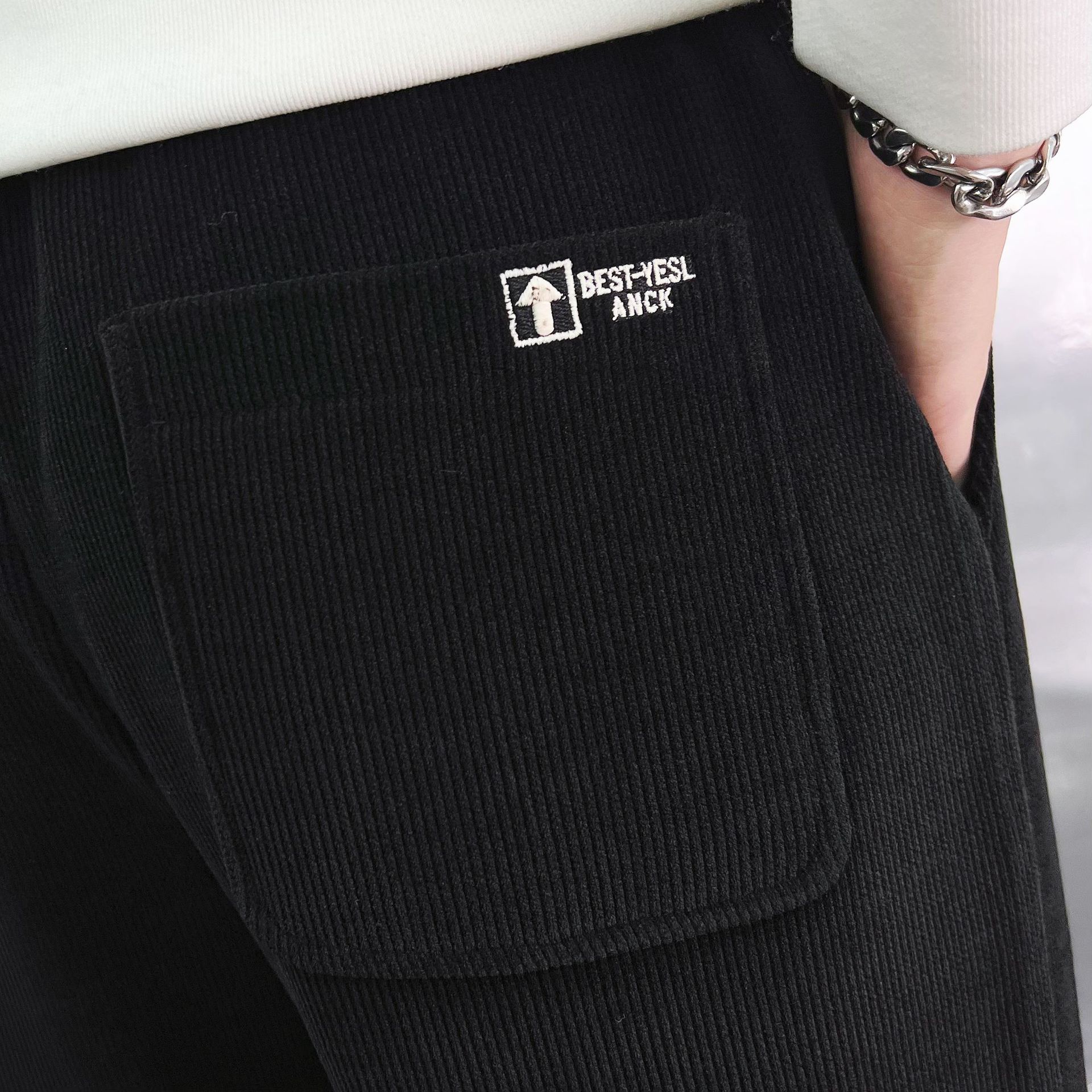 The new thickened men's loose sportswear and casual pants for the 2025 autumn and winter season are trendy, thickened and warm details Picture