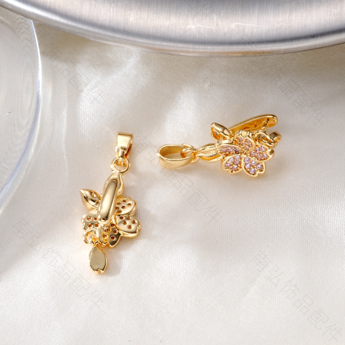 Copper-plated 18k high color retention, zirconium-inlaid flower hollow pendant bracelet, pearl necklace, clasp, DIY jewelry accessory Application Scenario