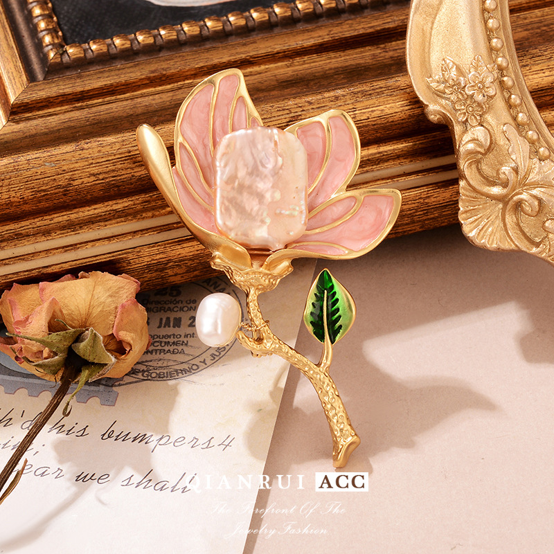 Natural Baroque pearl magnolia flower multi-color oil drip brooch, autumn and winter coat brooch accessory, high-end brooch