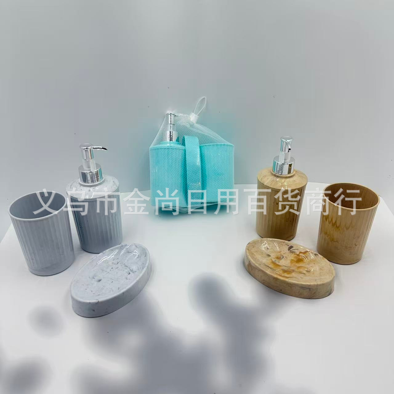 A light luxury round square PP flow-patterned three-color lotion bottle, gold and silver pump head, soap box, mouth cup and three-piece toiletries set