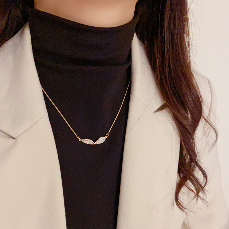 The ins cold style light luxury design full diamond twisted necklace exudes a feminine charm and a high-end feel. It's a niche and versatile necklace accessory Specification image