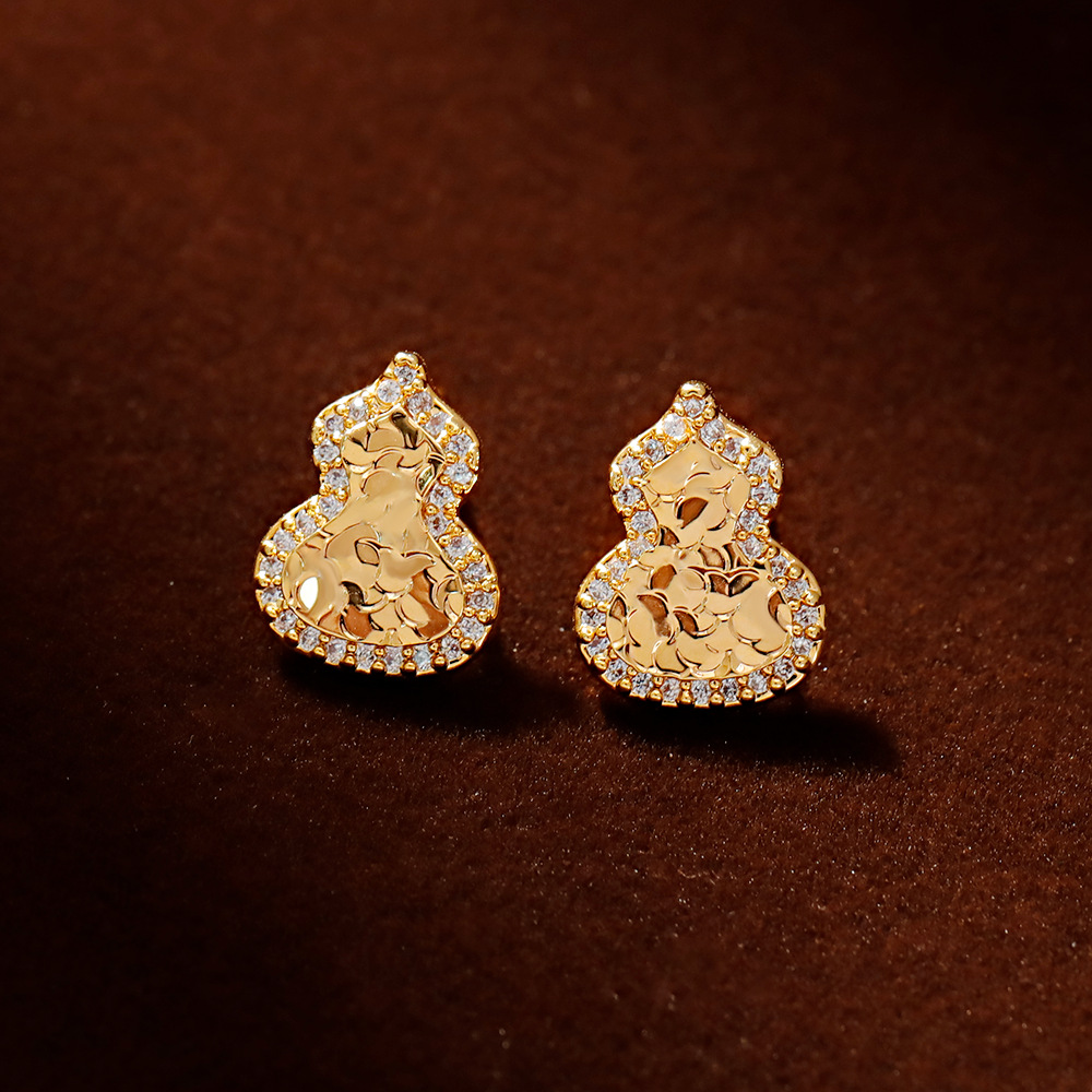 Hyacinth Golden full diamond broken ice gourd stud earrings for women are small, exquisite, fashionable commuting earrings with a grand and elegant style Application Scenario