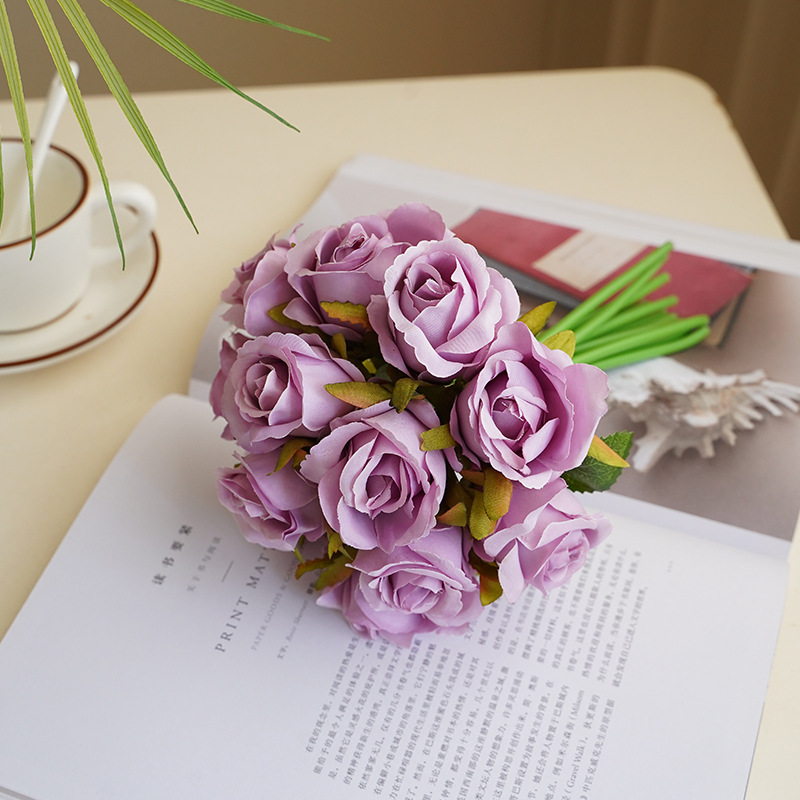 A Korean-style wedding bride is holding a bouquet of 12 small roses for home decoration. The artificial flowers are a simulation of 12 small roses Application Scenario