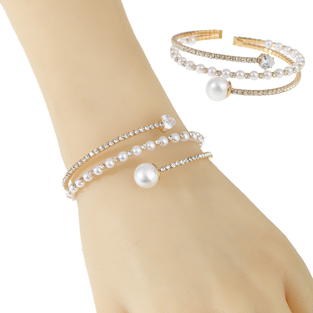 This 3-layer wound elastic three-dimensional pearl and water diamond bracelet is a popular cross-border bestseller from Europe and America. It is a versatile open-mouth jewelry for brides, weddings, banquets and parties details Picture