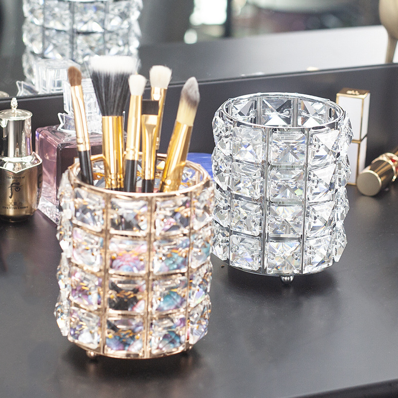 Amazon's best-selling crystal pen holder, circular creative desktop storage, makeup brush holder in stock. Makeup brush storage pen holder details Picture