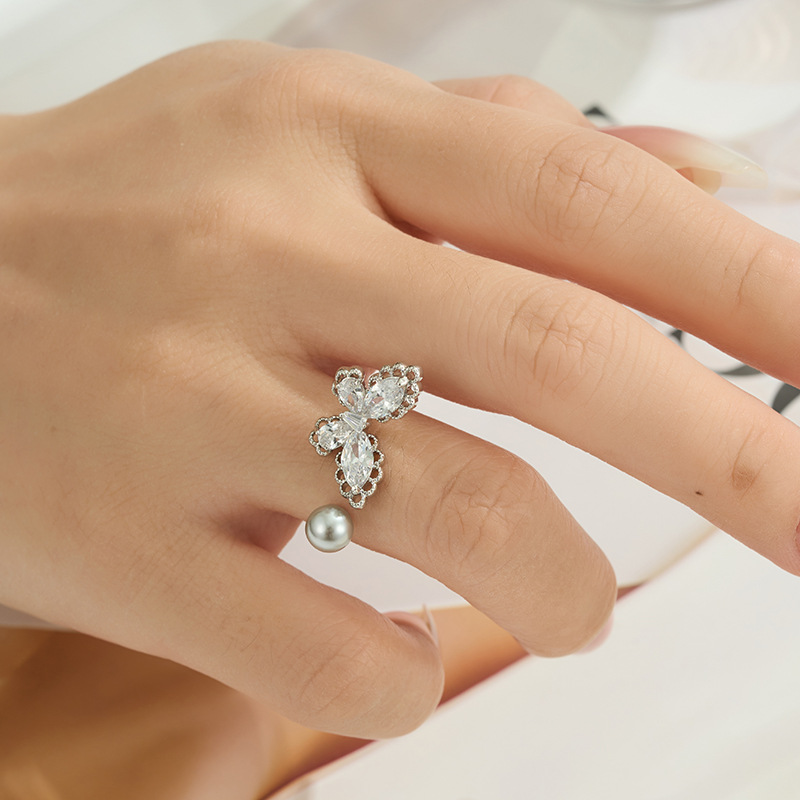 A light luxury and high-end lace-trimmed butterfly pearl open ring, copper alloy inlaid with zircon, adjustable index finger ring details Picture