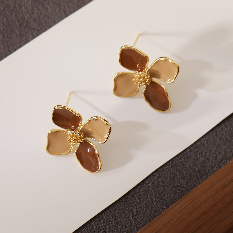 New autumn and winter Maillard ear studs with a light luxury and high-end feel, oil-dripping flower ear studs, women's retro and versatile earrings wholesale details Picture