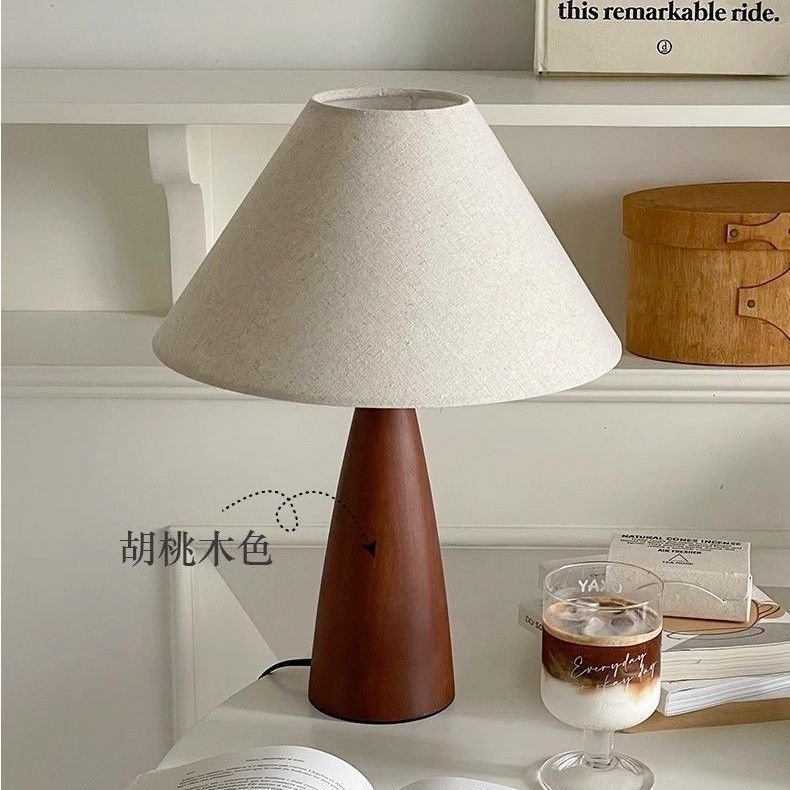 Chinese-style table lamp, simple American retro, European texture, new Chinese bedside lamp, bedroom and living room, modern and high-end feel Application Scenario