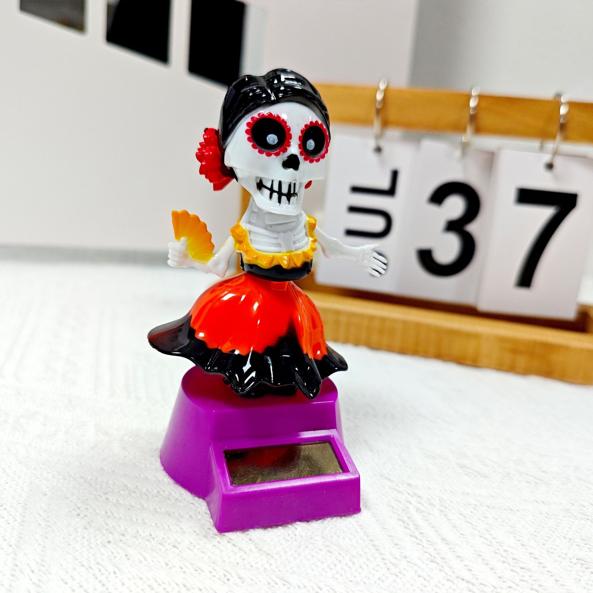 New Halloween car female version skull solar figment, Ghost Festival shaking head doll gift, ABS material manufacturer Application Scenario