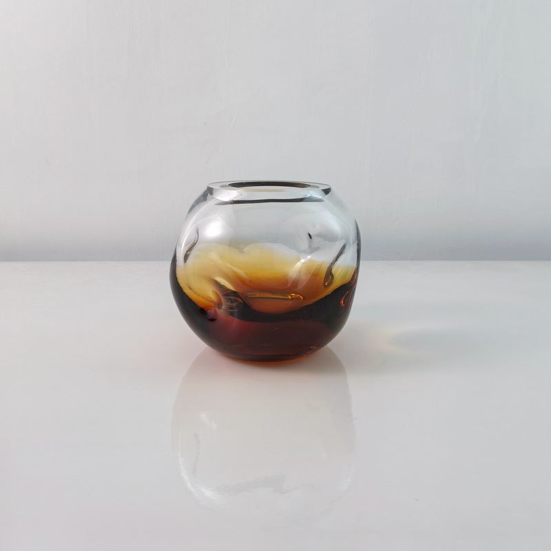 Modern light luxury irregular tea-colored glass vase, sales office, hotel dining table, negotiation table, bedside table, water-growing flower vase Specification image