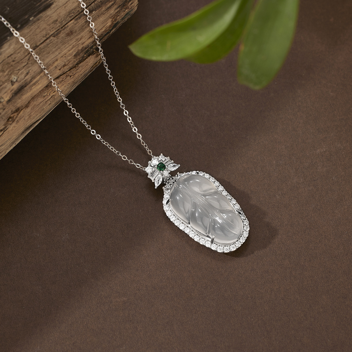 Wholesale of new natural high ice chalcedony leaf pendant necklace with ethnic style for girls Application Scenario
