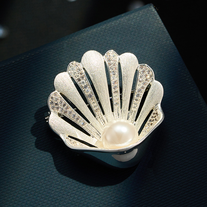 Light luxury ocean-style three-dimensional scallop brooch, copper alloy micro-inlaid zircon brushed finish, high-end and exquisite women's brooch