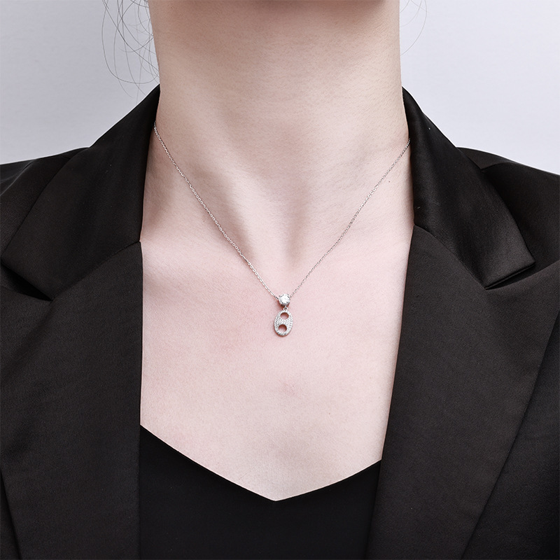 Zhuoheng Jewelry's 2026 New Hollowed-Out Pig Nose Necklace With A High-End Hong Kong Style For Women, A Trendy, Simple And Individual New Instagram Collarbone Chain details Picture